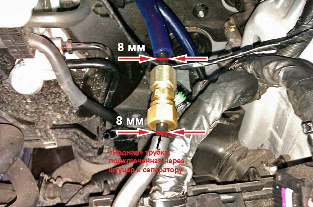 Закрепить топливопровод к шлангу который ведет к сепаратору на автомобиле Hyundai ix35