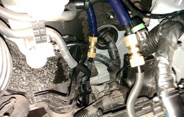 Закрепить топливопроводы к сепаратору на автомобиле Hyundai ix35
