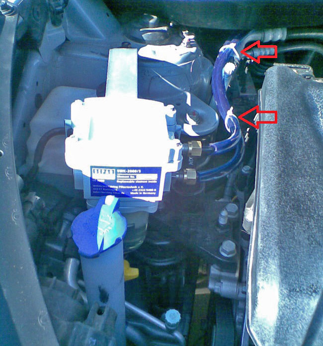 Закрепить шланги сепаратора хомутами на автомобиле Hyundai ix35