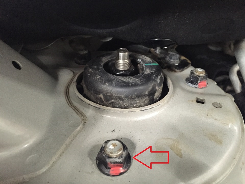 Открутить гайку крепления верхней опоры амортизатора на автомобиле Hyundai ix35