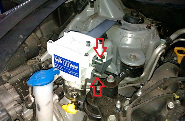 Установить два штуцера к сепаратору на автомобиле Hyundai ix35