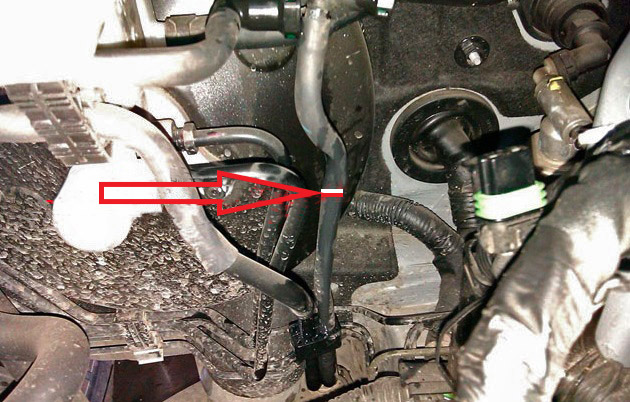 Разрезать топливный трубопровод для подключения сепаратора на автомобиле Hyundai ix35