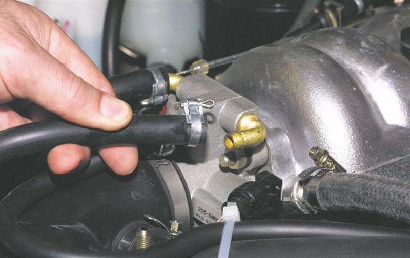 Снятие шланга подвода охлаждающей жидкости с патрубка дроссельного узла Chevrolet Niva