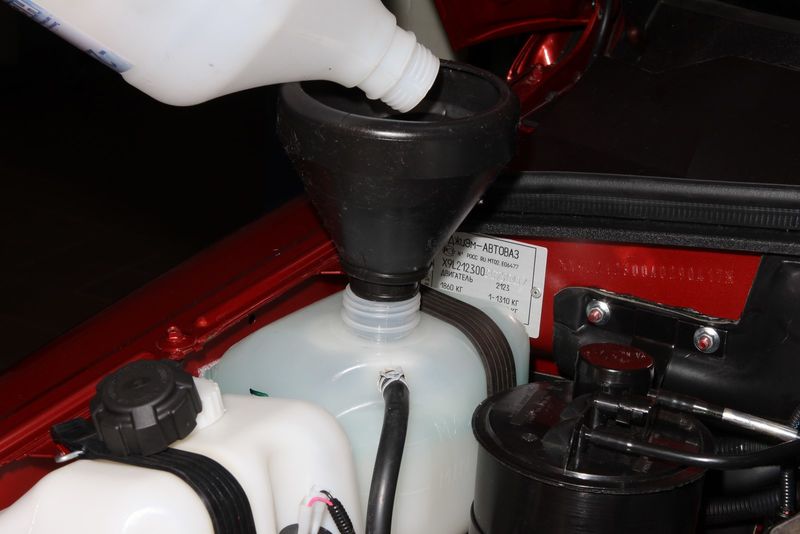 Наполнение охлаждающей жидкостью системы охлаждения двигателя Chevrolet Niva