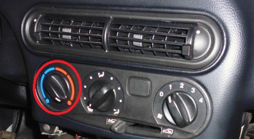 Размещение рукоятки управления отопителем воздуха в салоне Chevrolet Niva