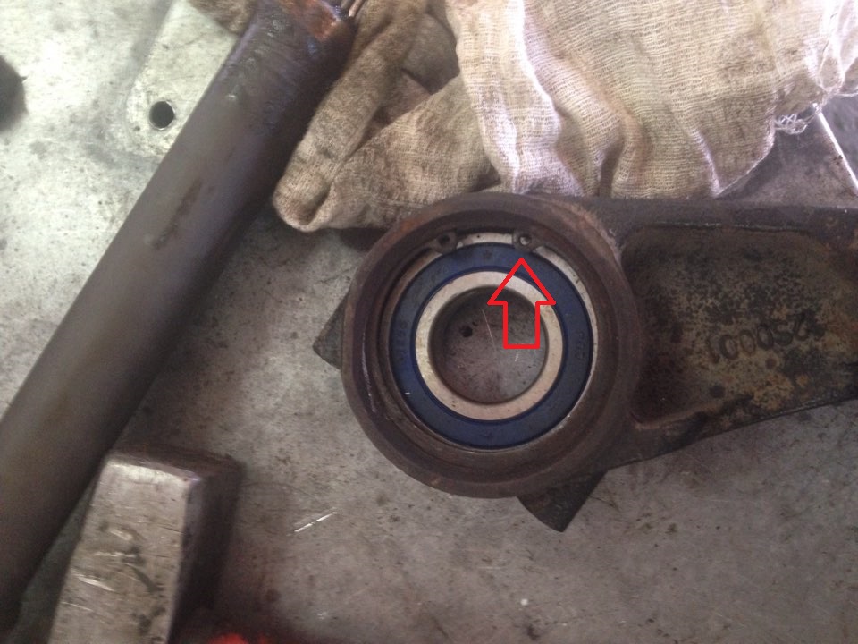 Снять стопорное кольцо подшипника промежуточного вала на автомобиле Hyundai ix35