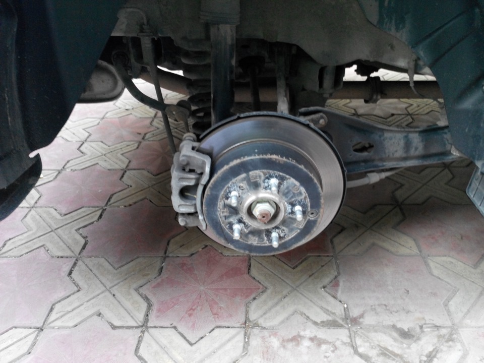Снять правое колесо на автомобиле Hyundai ix35