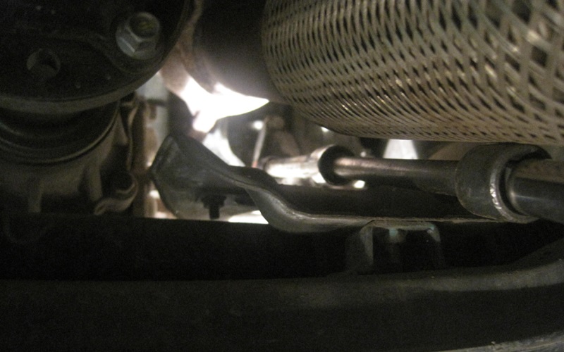 Открутить опору промежуточного вала на автомобиле Hyundai ix35