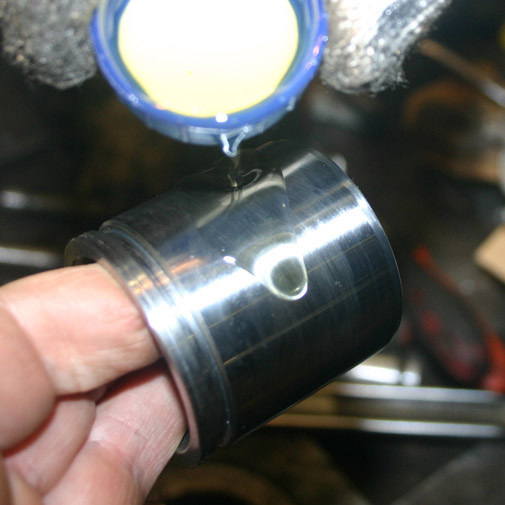 Смачивание жидкостью цилиндра тормозного суппорта Volkswagen Passat B6 2005-2010