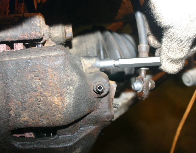 Закручивание направляющего пальца суппорта тормозного механизма Volkswagen Passat B6 2005-2010