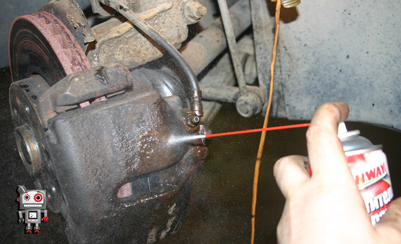 Смойте остатки тормозной жидкости с суппорта тормозного механизма Volkswagen Passat B6 2005-2010