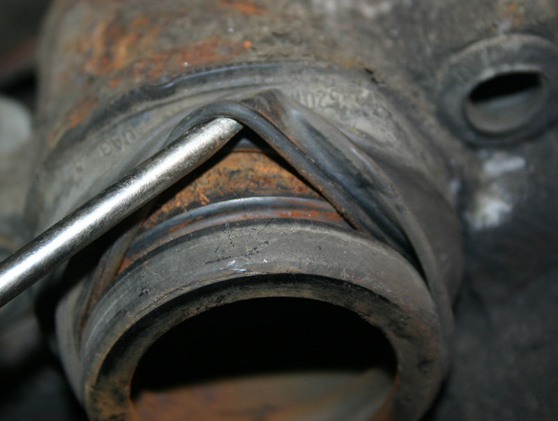 Снятие чехла (пыльника) с тормозного поршня переднего тормозного механизма Volkswagen Passat B6 2005-2010