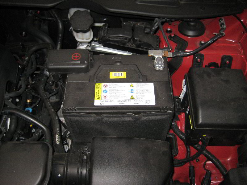 Установленная аккумуляторная батарея на автомобиле Hyundai ix35