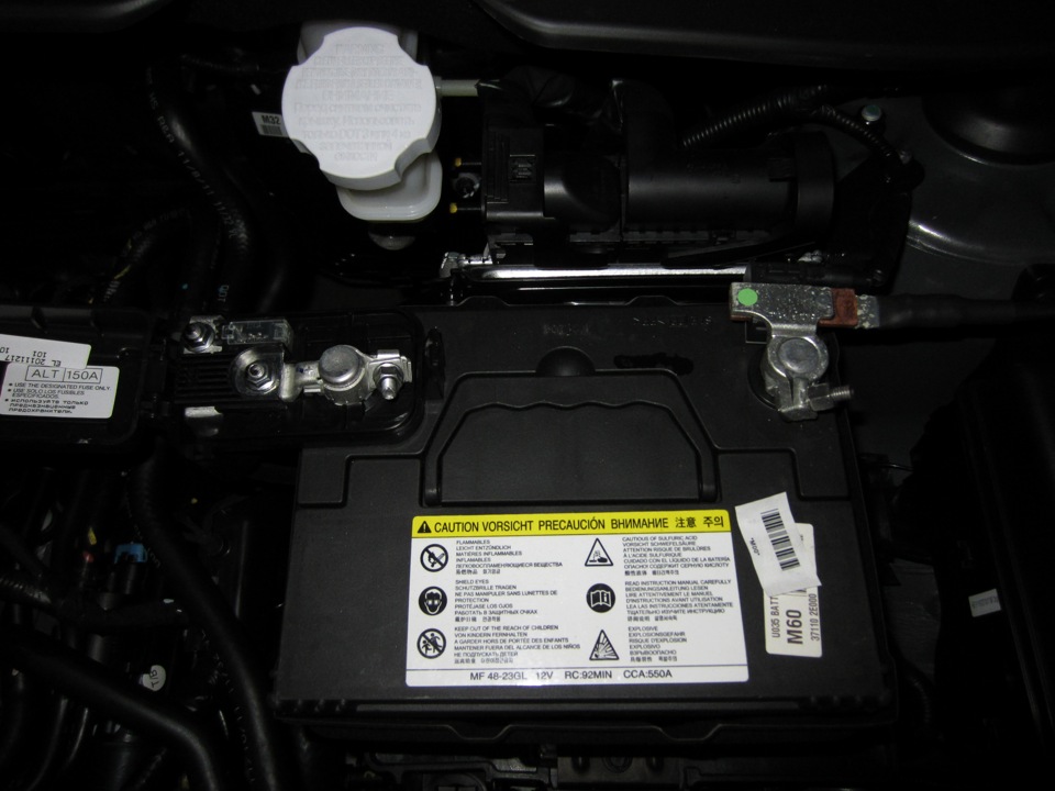 Снять колпачок плюсовой клеммы акб на автомобиле Hyundai ix35