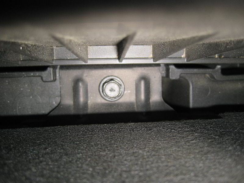 Открутить болт прижимной пластины акб на автомобиле Hyundai ix35