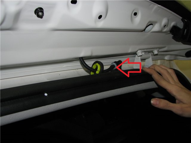 Отсоединить шланг омывателя на автомобиле Hyundai ix35