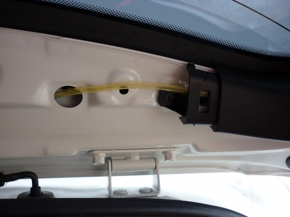 Провести шланг омывателя камеры заднего вида на автомобиле Hyundai ix35