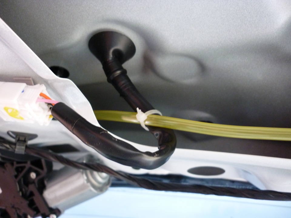 Установить хомут для шланга омывателя камеры заднего вида на автомобиле Hyundai ix35