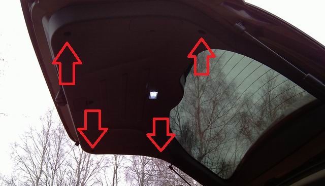 Расположение болтов крепления обшивки двери багажника на автомобиле Hyundai ix35