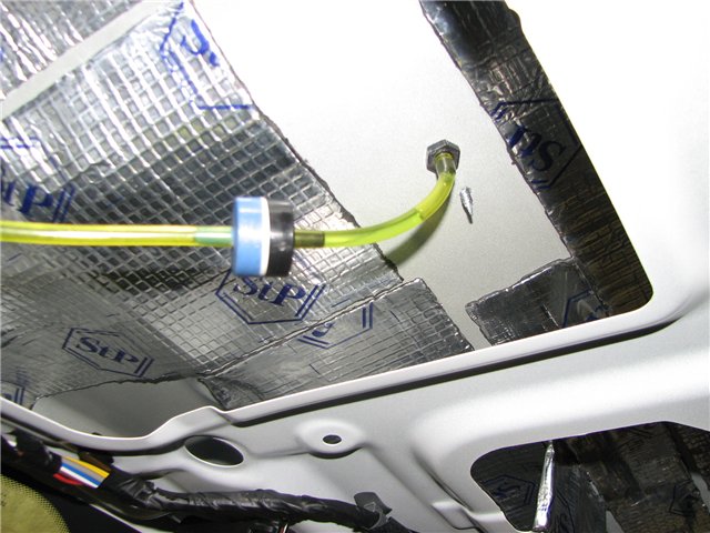 Установить форсунку омывателя камеры заднего вида на автомобиле Hyundai ix35