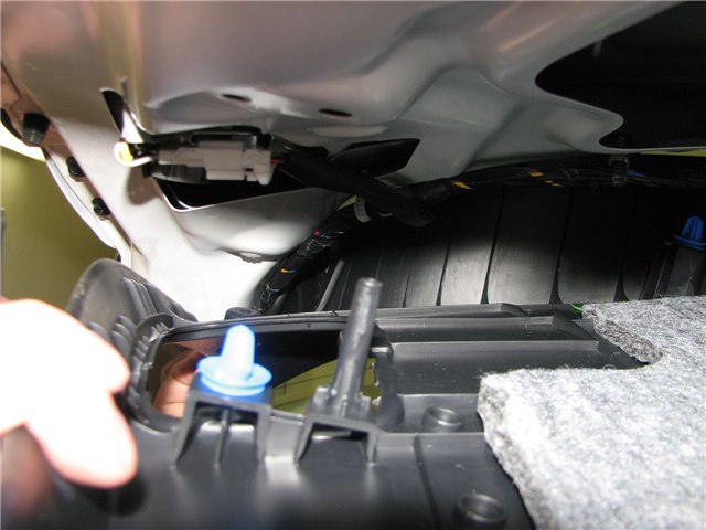 Снять обшивку двери багажника на автомобиле Hyundai ix35