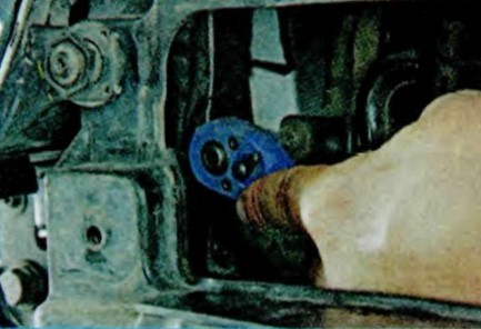 винты крепления радиатора к кузову с левой и правой стороны Шкода Октавия