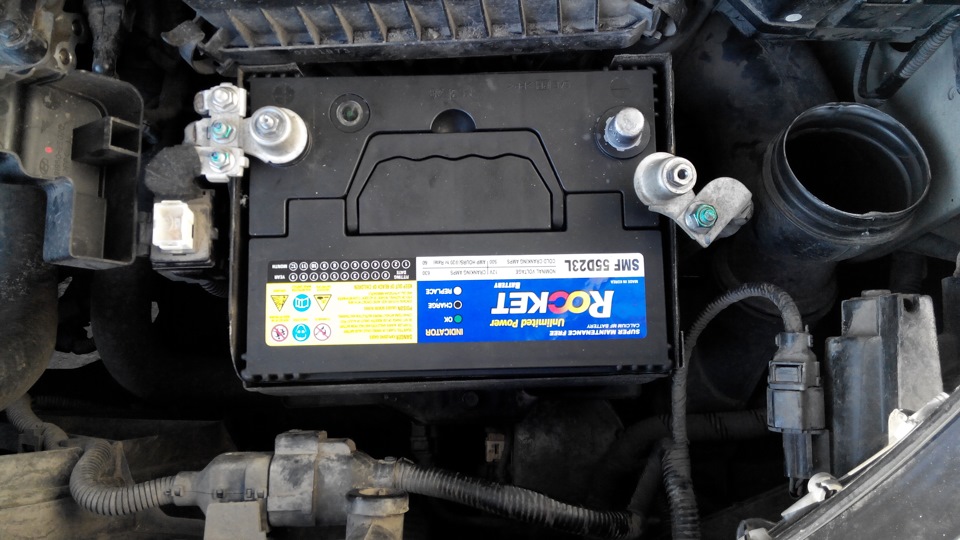 Снимите клемму провода с «минусового» вывода аккумуляторной батареи на автомобиле Hyundai Tucson Jm 2004-2010