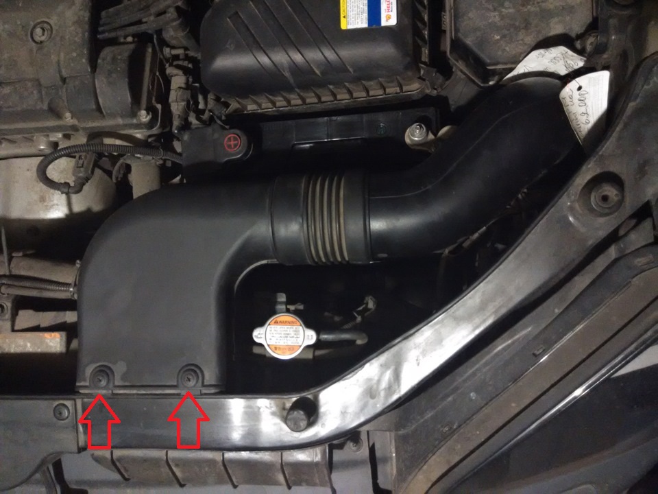 Расположение клипс патрубка забора воздуха на автомобиле Hyundai Tucson JM 2004-2010