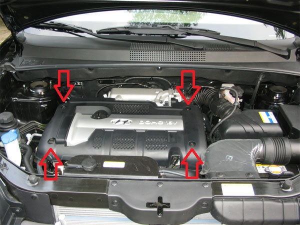 Расположение крепления крышки двигателя на автомобиле Hyundai Tucson JM 2004-2010