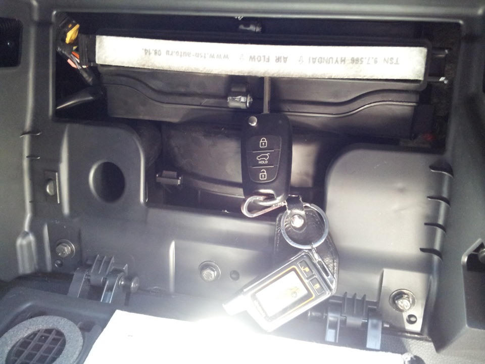 Извлечь салонный фильтр на автомобиле Hyundai ix35