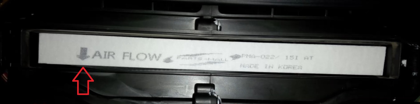 Стрелка салонного фильтра вниз на автомобиле Hyundai ix35