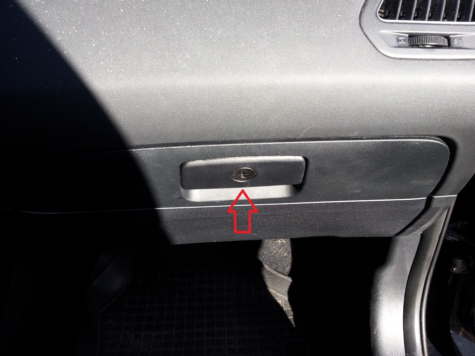 Рычаг открывания бардачка на автомобиле Hyundai ix35