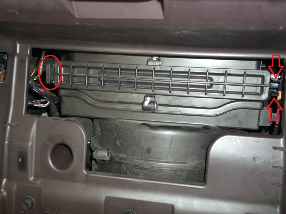 Расположение фиксаторов крышки салонного фильтра на автомобиле Hyundai ix35