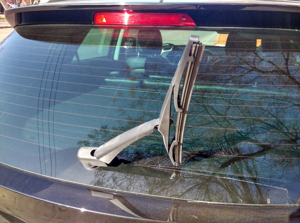 Отжать фиксатор щетки заднего дворника на автомобиле Hyundai ix35