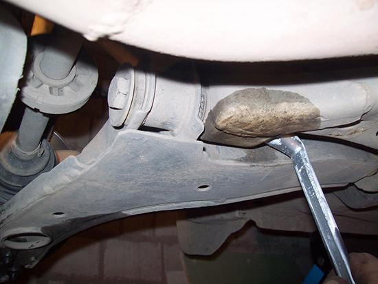 Откручивание гайки болта переднего сайлент блока Chevrolet Lanos