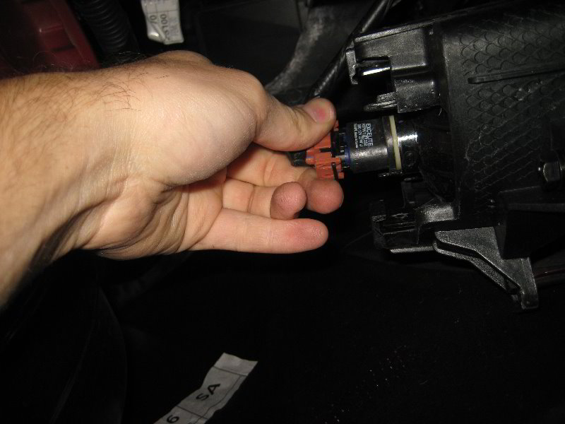 Повернуть патрон противотуманной лампы и снимите лампу на автомобиле Hyundai Tucson 2014