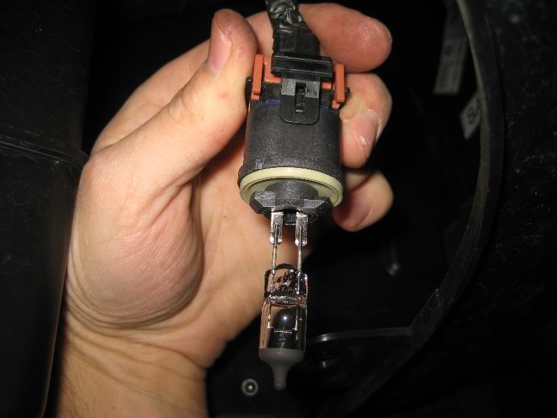 Извлечь патрон противотуманной фары на автомобиле Hyundai Tucson 2014