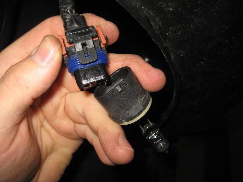 Отсоединить колодку проводов от противотуманной лампы на автомобиле Hyundai Tucson 2014