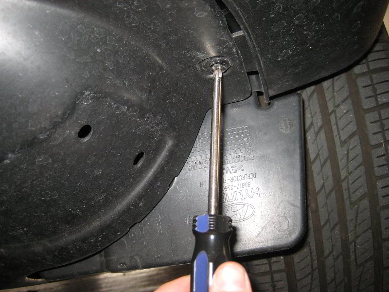 Отсоединить клипсы крышки противотуманной фары на автомобиле Hyundai Tucson 2014