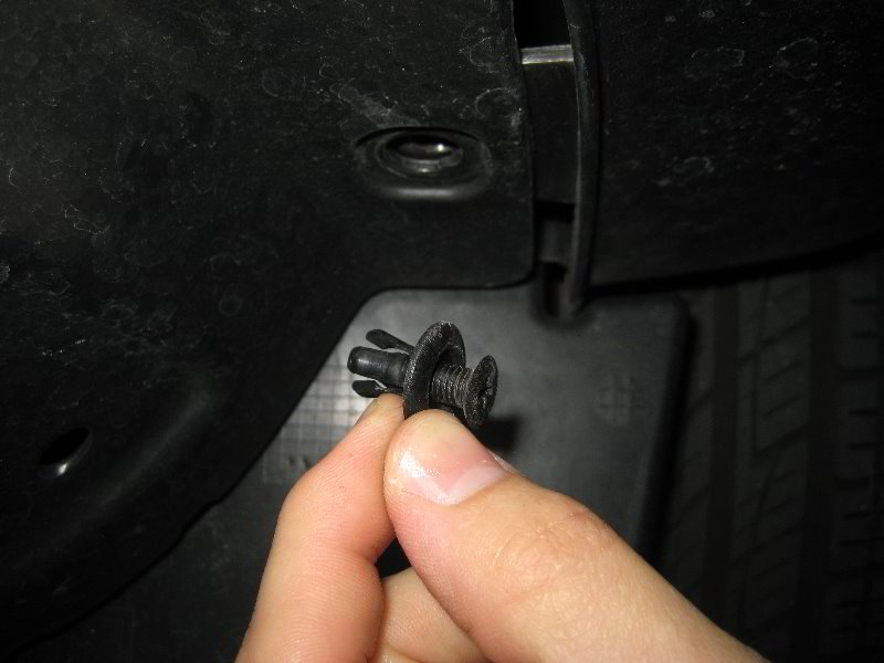 Снятая клипса крышки противотуманной фары на автомобиле Hyundai Tucson 2014