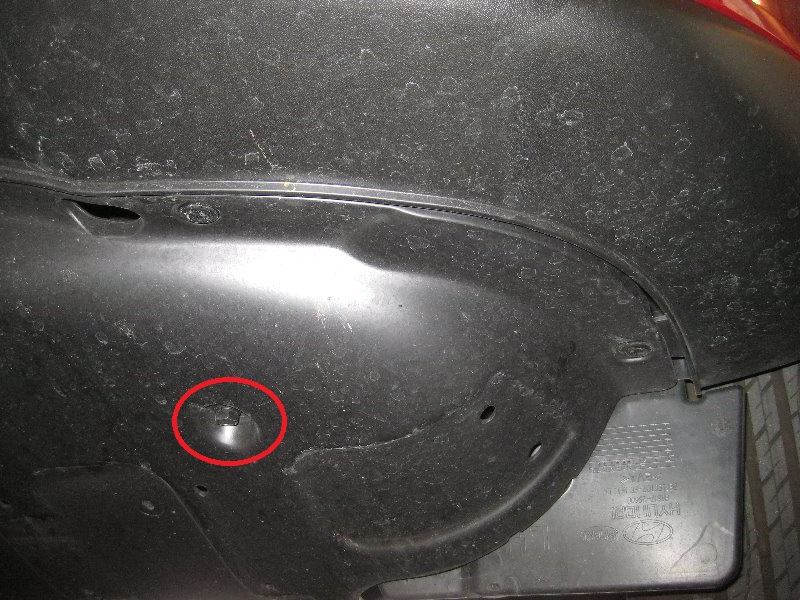 Расположение болта крепления крышки противотуманной фары на автомобиле Hyundai Tucson 2014