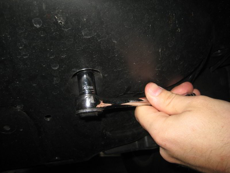 Открутить болт крепления крышки противотуманной фары на автомобиле Hyundai Tucson 2014