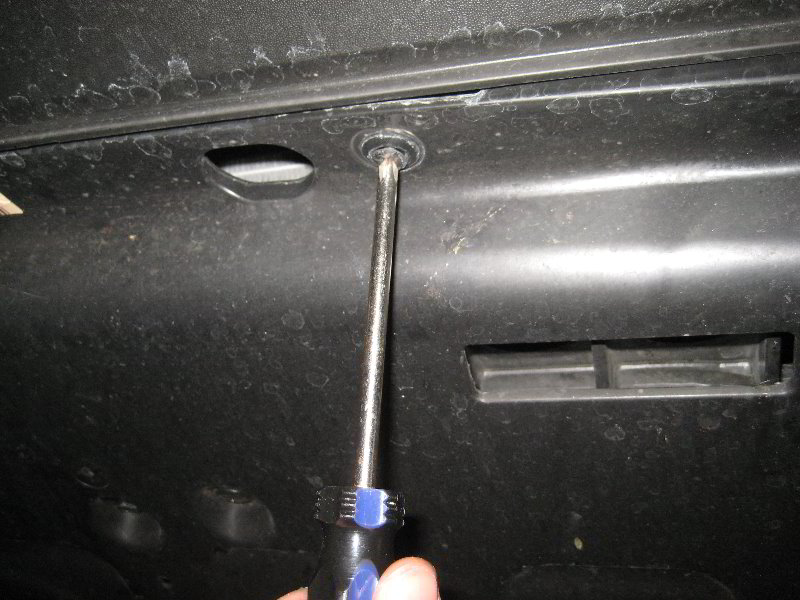 Отсоединить клипсу крышки противотуманной фары со стороны колеса на автомобиле Hyudnai Tucson 2014