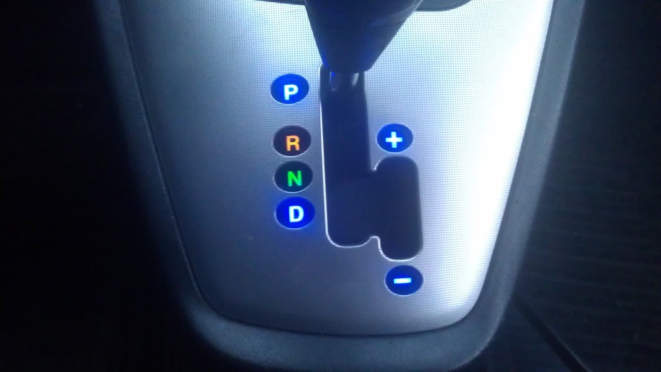 Перевести селектор передач в P для проверки уровня масла акпп на автомобиле Hyundai Tucson JM 2004-2010