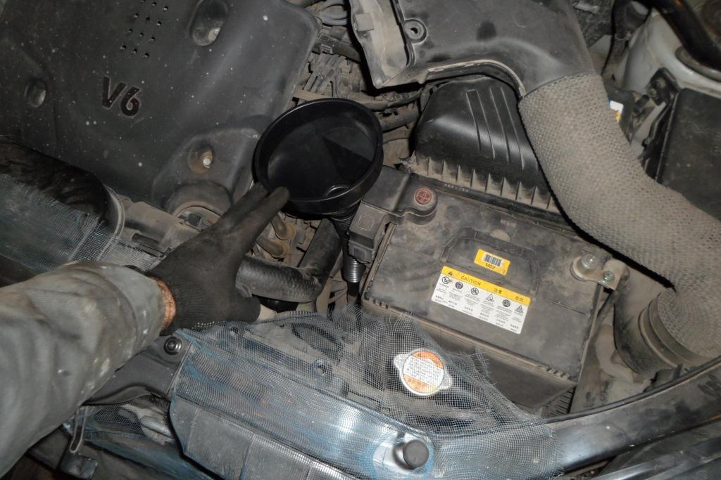 Вставить воронку для доливки масла АКПП на автомобиле Hyundai Tucson JM 2004-2010