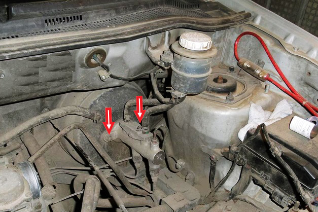 Гайки крепления ГТЦ к вакуумному усилителю тормозов Mitsubishi Outlander I 2003 - 2008