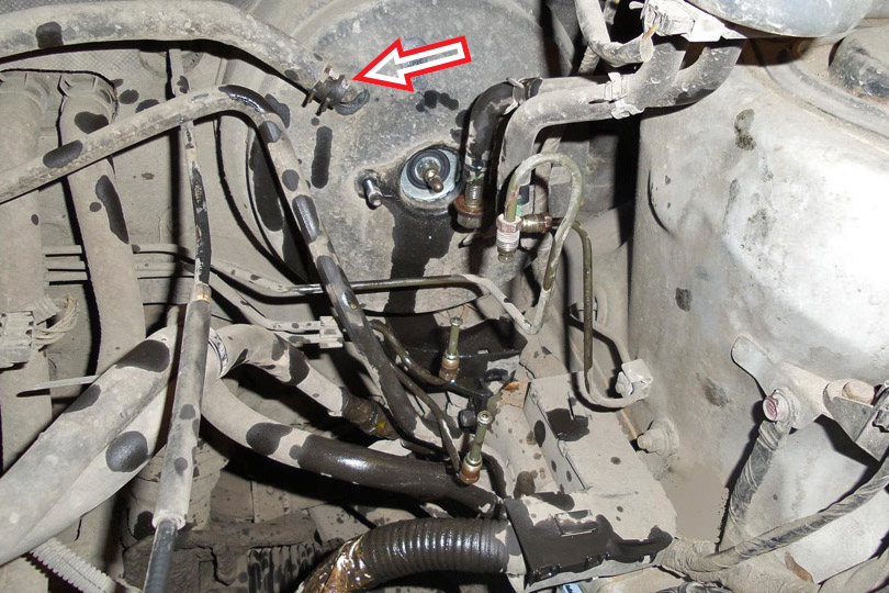 Место крепления тормозного шланга к вакуумному усилителю тормозов Mitsubishi Outlander I 2003 - 2008