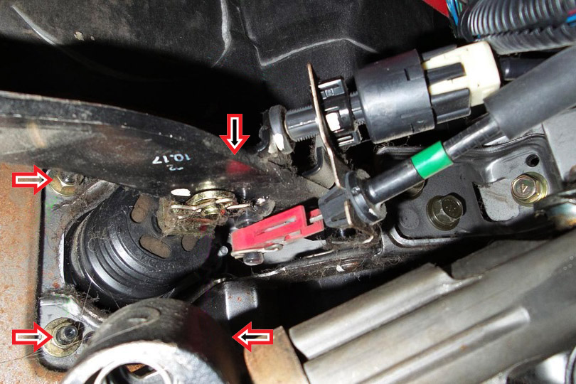 Места расположения гаек крепления вакуумного усилителя тормозов к кузову автомобиля Mitsubishi Outlander I 2003 - 2008