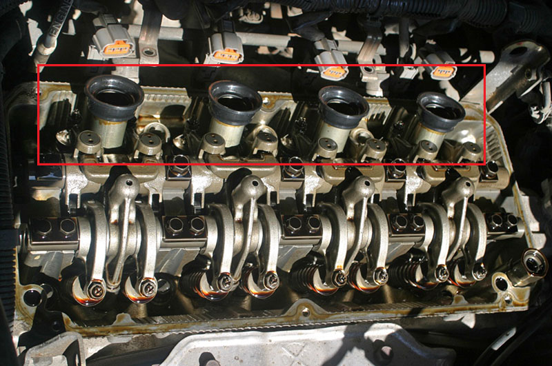 Установленные новые прокладки свечных колодцев двигатель 4G69 Mitsubishi Outlander I 2003 - 2008