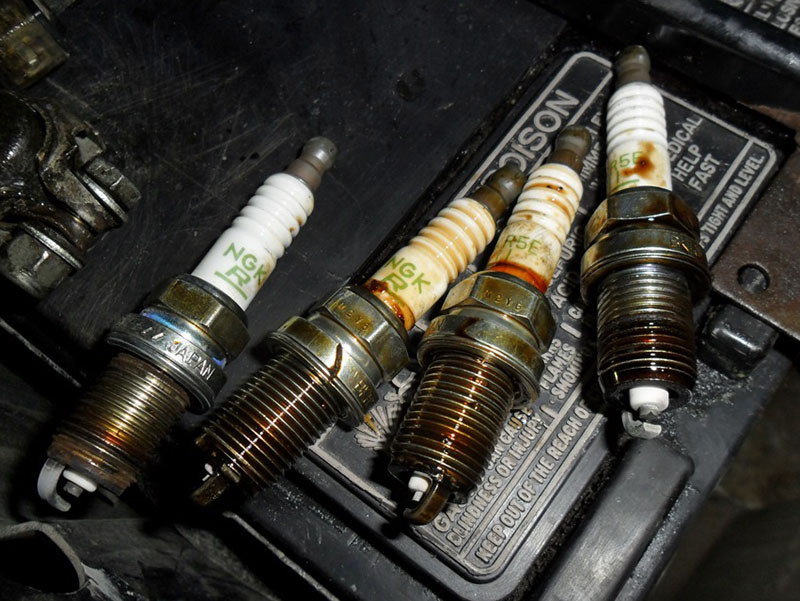Выкрученные из колодцев свечи двигателя Mitsubishi Outlander I 2003 - 2008
